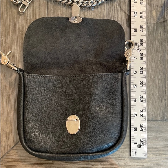 Harley Davison Black Leather Crossbody Bag with Silvertone Chain - Picture 13 of 17